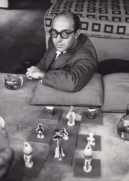 Clorindo Testa con un juego de ajedrez de su creación en 1960.