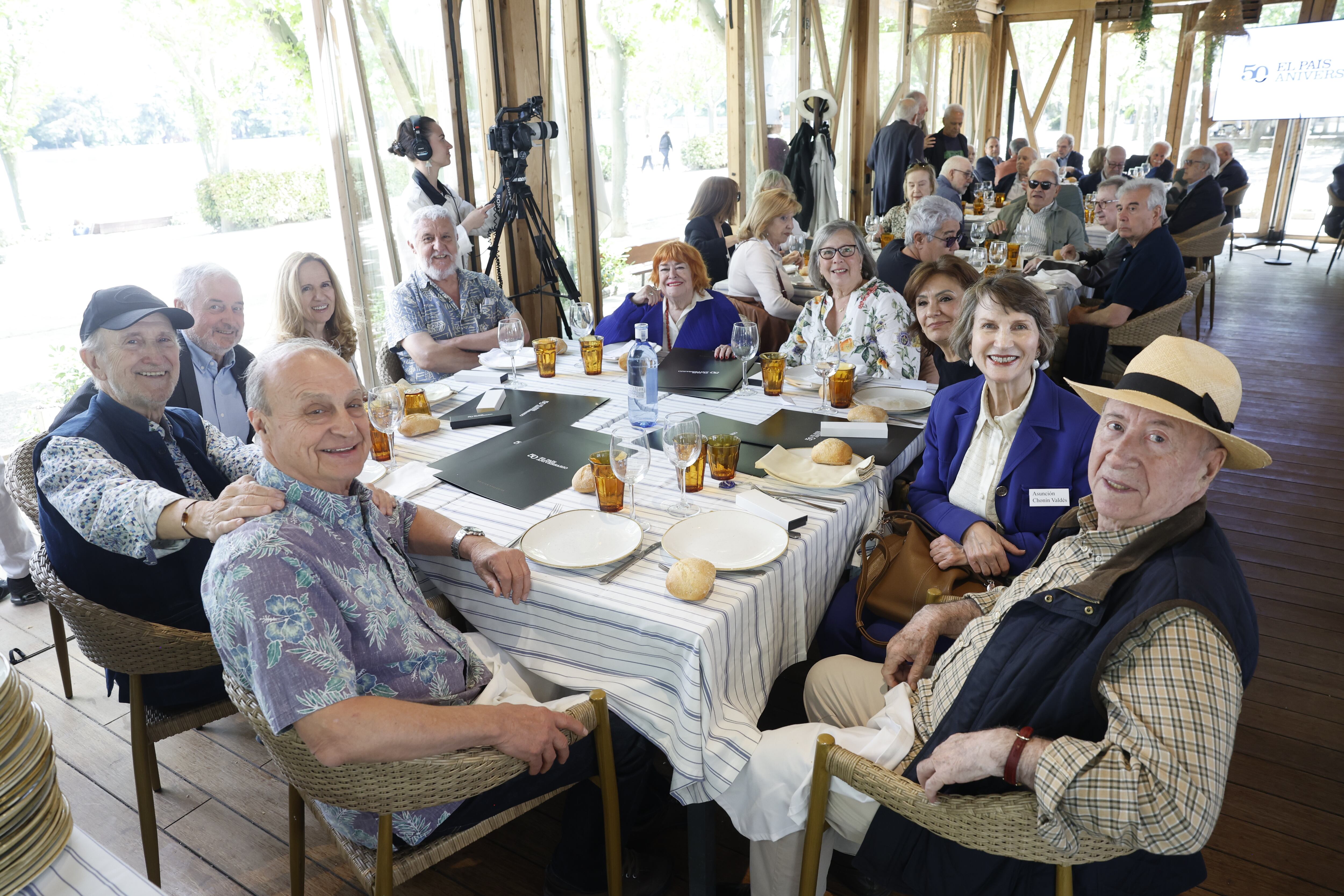 Ambiente durante el amuerzo de los pioneros de EL PAÍS, este martes en Madrid.