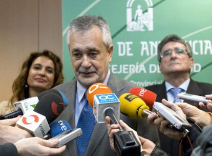 Griñán, con los consejeros de Salud y de Gobernación, ayer, en Cádiz.