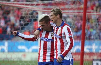 Torres, a la izquierda, felicita a Griezmann por hacer el 2-0.