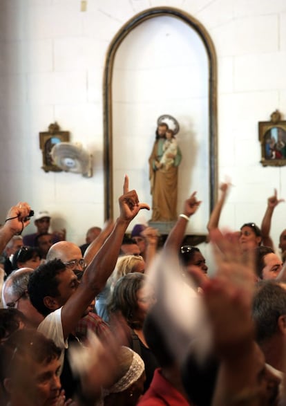 Varios opositores vitorean al fallecido disidente Oswaldo Payá durante el velatorio en una iglesia de La Habana, Cuba.