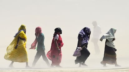 Varias personas de la localidad de Prayagraj, durante la ola de calor que afectó a la India en abril.
