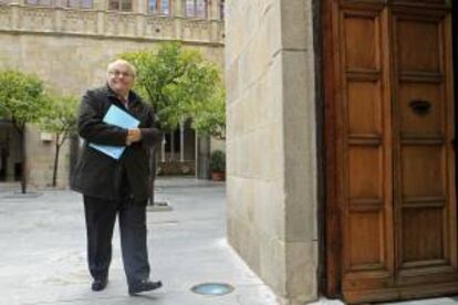 El conseller de Economía de la Generalitat, Andreu Mas-Colell, ayer a su llegada a la reunión semanal del ejecutivo catalán, celebrada hoy en el Palau de la Generalitat de Barcelona.
