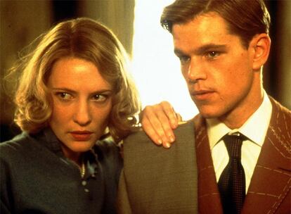 Anthony Minghella, 2000. La primera adaptación de la novela de Patricia Highsmith fue interpretada por Alain Delon en A pleno sol (1960). Pero en la versión de Minghella, Matt Damon es más fiel al personaje literario, un Ripley sexualmente ambiguo y dubitativo, con aspecto angelical como un demonio indefenso que llega a la cumbre de la seducción cuando toca My funny Valentine. No es un asesino al uso, sino un psicópata amoral lo bastante inteligente o desesperado para ser capaz de convertirse en otro. Se trata de un tipo tocado por un levísimo halo de desamparo que lo hace infeliz y por lo tanto comprensible. La gran diferencia con las demás historias del género es aquí no hay frontera clara entre el bien y el mal. Un punto de vista deliciosamente incorrecto en el que en algún momento el espectador llega a aproximarse al asesino hasta el punto de desear el crimen perfecto.