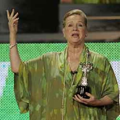 La atriz y directora noruega Liv Ullmann en el momento de recoger, ayer, el Premio Donostia por su carrera.