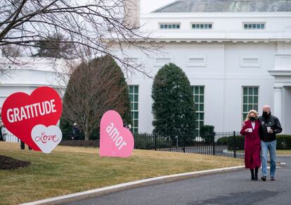 Jill y Joe Biden, junto a las decoraciones de San Valentín ideadas por la primera dama en la Casa Blanca.