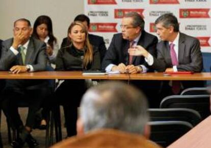 Fotografía cedida por el Ministerio de Trabajo de Colombia de la reunión entre los ministros de trabajo de Colombia, Rodrigo Pardo (d), y el del Interior de ese país, Fernando Carrillo (2d), con líderes cafeteros.