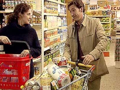 Marta Belaustegui y Ginés García Millán, en una escena de la serie.
