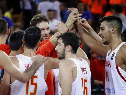 Los jugadores de Espa&ntilde;a celebran el triunfo ante Montenegro