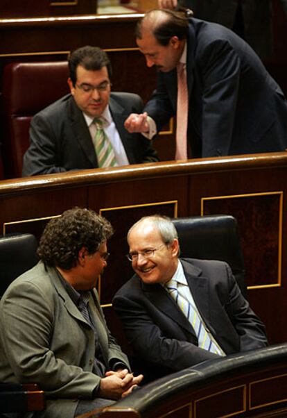 Arriba, Jordi Jané (CiU) habla con Vicente Martínez Pujalte (PP). Abajo, Joan Tardà (ERC) y el ministro de Industria, José Montilla.