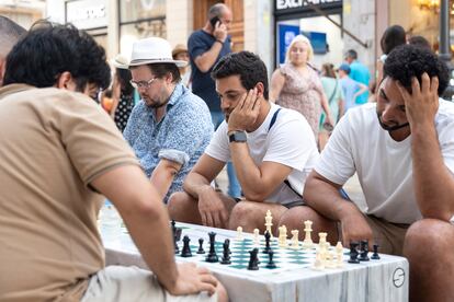 Malaga (España) 10/08/2023 Reportaje sobre las partidas de ajedrez que Jose Antonio Ssnchez (camiseta verde) organiza entre jugadores en los bancos de calle Larios.
Foto: Garcia-Santos