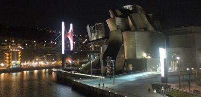 Una vista nocturna del Museo Guggenheim de Bilbao, que este viernes abre sus puertas de noche para una gran fiesta de Carnaval