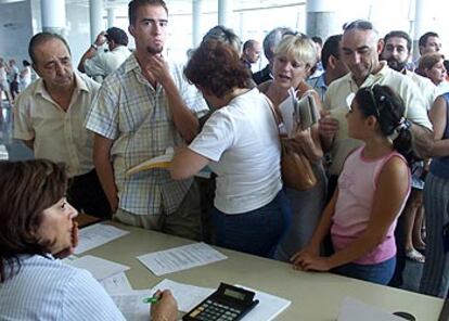 Afectados por la anulación del crucero, ayer, en Valencia.