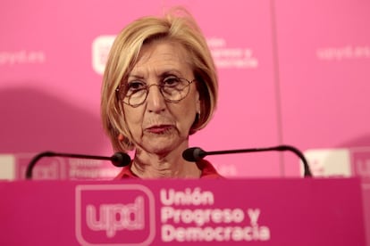 Rosa Díez, candidata d'UPyD, durant la roda de premsa a l'Hotel Villa Real de Madrid després de conèixer els resultats electorals del 24 de maig del 2015.