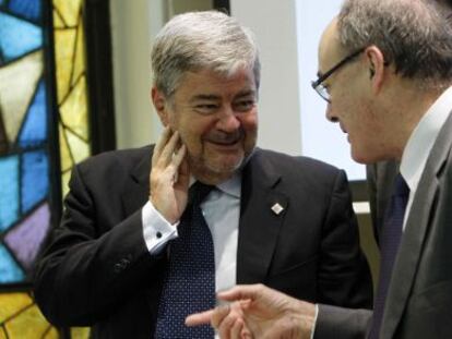 Luis María Linde con el catedrático Guillem López Casasnovas, en el Colegio de Economistas, este viernes.