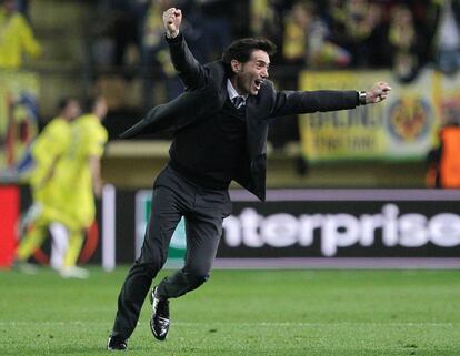 El entrenador del Villarreal, Marcelino García, celebra el gol de su equipo.