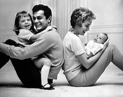 Tony Curtis y Janet Leigh posan con sus hijas Kelly Curtis y Jamie Lee Curtis en 1959.