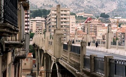 Puente de Sant Jordi, en el centro de Alcoi. 