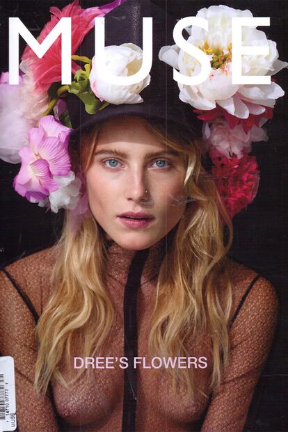 Dree Hemingway demuestra en esta portada de Muse que las flores también pueden tener connotaciones urbanas con un punto rebelde y subversivo.