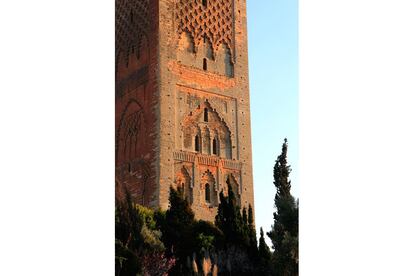 El alminar de la mezquita de Hassan, en Rabat, también quedó sin concluir tras la muerte del califa Yaqub el-Mansur, el Victorioso, quien ordenó la construcción del templo en el siglo XII.