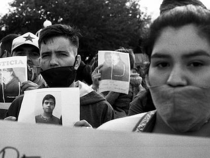 Familiares y amigos de Abel Suárez protestan en las calles de Córdoba, Argentina, para pedir justicia para el joven de 26 años, asesinado en febrero de 2021.