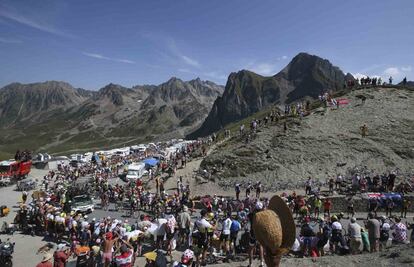 Los aficionados se sitúan a los lados de la carrera para dejar paso a los ciclistas en su subida al Tourmalet