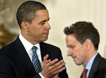 Barack Obama y el secretario del Tesoro, Timothy Geithner, en un acto con empresarios.