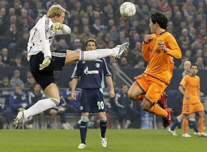 Bojan lucha un balón dividido con el meta Neuer.