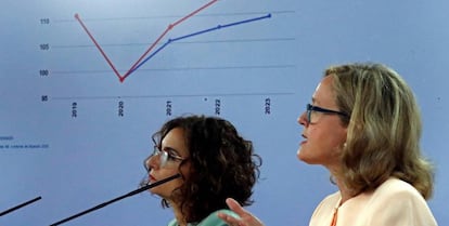 Las ministras de Hacienda, María Jesús Montero, y de Economía, Nadia Calviño, tras el Consejo de Ministros del 6 de octubre.