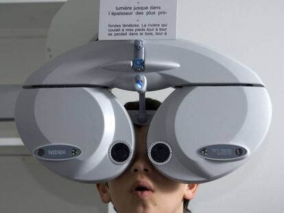 Un niño de 10 años pasa un reconocimiento oftalmológico en París.