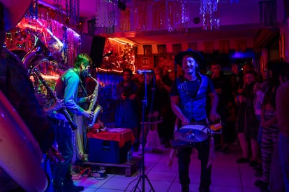 Integrantes de la banda 'Las sin permiso' ambientaron el lugar el 15 de junio del 2025.