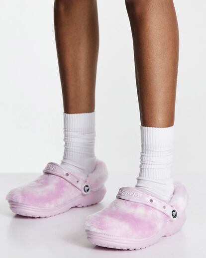 Crocs. Si el zueco ‘ugly’ ya nos tenía el corazón ganado, esta interpretación invernal podrá hasta con los más retractores de su suela ligera de goma. Su estampado tie-dye en peluche rosa anima a llevarlos por calle junto con calcetines de deporte y mucho optimismo.