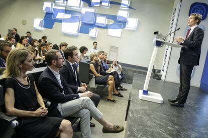 Rueda de prensa de Pablo Casado después de la reunión de la Junta Directiva Nacional del Partido Popular en su sede general en la calle Génova en Madrid. Este martes, Cayetana Álvarez de Toledo fue nombrada nueva portavoz del PP en el Congreso pese a las reticencias de barones del partido. Así también, en un partido sin apenas rastro de sorayistas, Casado colocó a Javier Maroto como portavoz en el Senado.