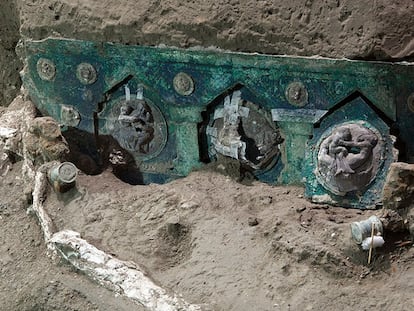 Detalle de una gran carroza ceremonial de cuatro ruedas, en el área arqueológica de Pompeya (sur de Italia).