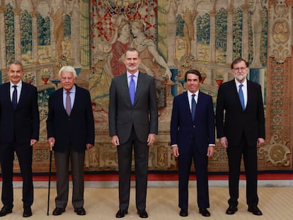 El Rey presidió ayer la reunión del patronato del Real Instituto Elcano, a la que asistieron los cuatro expresidentes del Gobierno vivos de la etapa democrática: Felipe González, José María Aznar, José Luis Rodríguez Zapatero y Mariano Rajoy. En el encuentro, celebrado en el Palacio de El Prado, se aprobaron las cuentas anuales de la entidad, que obtuvo en 2022 un superávit de 337.000 euros, y la memoria de actividades, compuesta por 50 actos públicos y 312 documentos publicados.