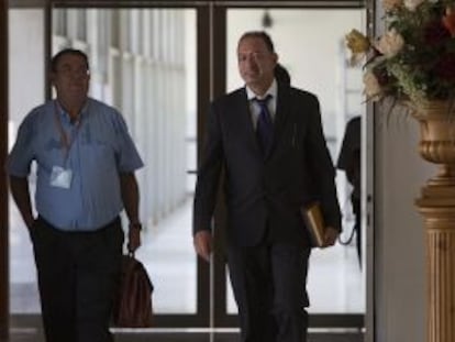 El ex director general de Trabajo, Daniel Rivera, a su entrada en el Parlamento.