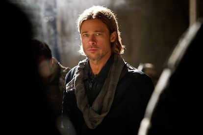 <p><strong>¿Cuál era el plan?</strong> Que Brad Pitt debutase en el cine de acción con la adaptación, producida por él mismo, de un 'best-seller' sobre una invasión zombi. <br /><strong>¿Qué salió mal?</strong> Tras finalizar el rodaje, se dieron cuenta de que la película duraba 70 minutos. Empezaron con un presupuesto de 110 millones de dólares (94 millones de euros) y 8 semanas de rodaje y acabaron en 190 millones (163 millones de euros) y 28 semanas repartidas en un año y medio. Cuando llegaron a Budapest (para rodar una escena ambientada en Rusia), las autoridades les vetaron porque importaron 85 armas sin declararlas en la aduana. Finalmente, las escenas en Rusia y otra en la que se descubría que el brote zombi provenía de China fueron eliminadas para no cabrear a sus respectivos gobiernos y se rodó el tercer acto entero de nuevo. El papel de Matthew Fox quedó reducido a una efímera aparición de tres segundos. <br /><strong>¿Cómo acabó la cosa?</strong> 'Guerra Mundial Z' arrasó en taquilla y desde entonces se prepara una secuela (que Bayona estuvo a punto de rodar) que efectivamente adapte la novela, porque con tanto remontaje la primera película no tenía nada que ver con ella. En la imagen, Brad Pitt durante el rodaje de 'Guerra Mundial Z'.</p>