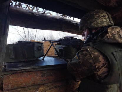 Crisis en Ucrania: Un soldado ucranio vigila desde su trinchera una zona del frente cerca de Avdiivka, en el Donbás
