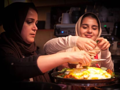 Elahe y Parastoo durante una de las clases de cocina iraní que organiza Migrateful.