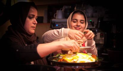 Elahe y Parastoo durante una de las clases de cocina iraní que organiza Migrateful.