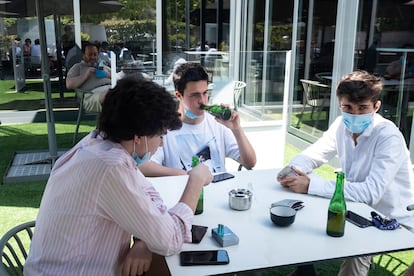 En la foto, unos jóvenes en la terraza del establecimiento “Bamboleo” de Valdemarín, esta mañana.
Madrid, 2020.