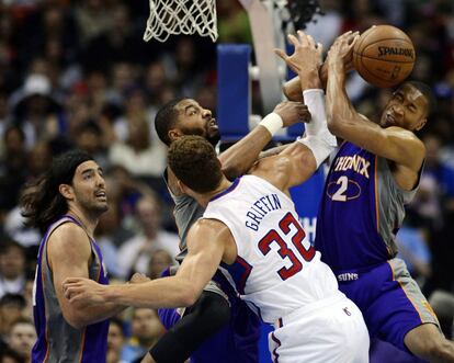 De izquierda a derecha, Scola, Morris y Johnson intentan mantener el balón para los Suns frente a Griffin, de los Clippers.