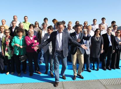 Basagoiti (en el centro) y Sémper (a su izquierda) posan ayer en una terraza del Kursaal con candidatos del PP en Guipúzcoa.Olano: "Queremos integrar a todos los que apuestan por el derecho a decidir"
Egibar, ayer en el acto de presentación de la candidatura del PNV en San Sebastián. A su espalda, el aspirante peneuvista a alcalde, Eneko Goia. A la derecha, la exconsejera Miren Azkarate, <b><i>número dos</b></i> de la lista.