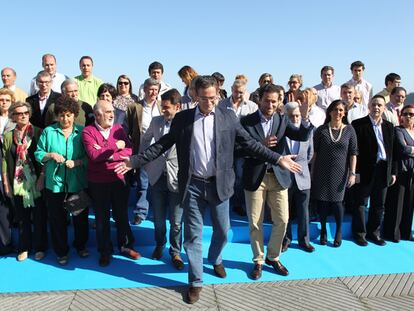 Basagoiti (en el centro) y Sémper (a su izquierda) posan ayer en una terraza del Kursaal con candidatos del PP en Guipúzcoa.Olano: "Queremos integrar a todos los que apuestan por el derecho a decidir"
Egibar, ayer en el acto de presentación de la candidatura del PNV en San Sebastián. A su espalda, el aspirante peneuvista a alcalde, Eneko Goia. A la derecha, la exconsejera Miren Azkarate, <b><i>número dos</b></i> de la lista.