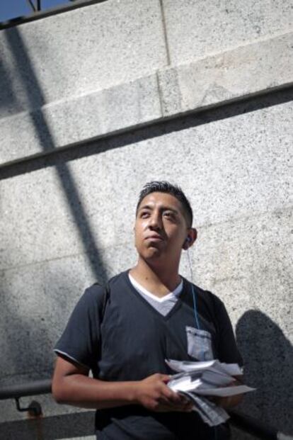 Jesús Ricardo Dulce, ecuatoriano de 22 años, reparte publicidad. Trabaja tres horas diarias y cobra 250 euros.
