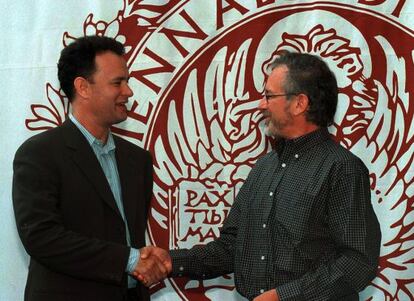 Dos de las estrellas que han pasado por el Lido, Tom Hanks y Steven Spielberg, en una imagen de 1998.