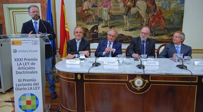 El premiado, Cristóbal Molina, en el atril. En la mesa, de izquierda a derecha, Vicente Sánchez (CEO de Wolters Kluwer), Benigno Pendás (director del CEPC), José Manuel Maza (Fiscal General del Estado) y Luis Jorquera (notario y presdiente del jurado).