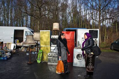 Maslina en el mercadillo de la ciudad alemana, donde compra todas las semanas. La mujer, que apenas había ido al colegio, ha aprendido a leer y escribir en Dortmund. En Alemania, la familia vive del trabajo del padre y de las prestaciones que reciben de las autoridades; ya no venden chatarra.