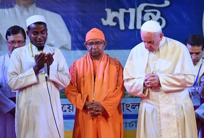 El papa Francisco (dcha) reza junto a un grupo de refugiados rohingya durante una reunión ecuménica e interreligiosa por la paz con el papa Francisco en el jardín del Arzobispado en Dacca (Bangladés).
