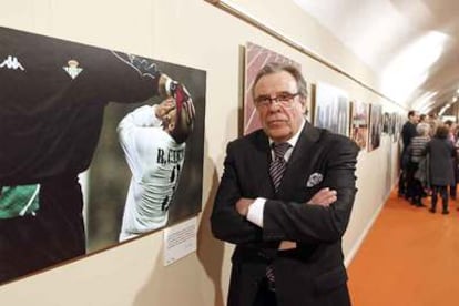 Raúl Cancio, en la inauguración anoche de su primera exposición.